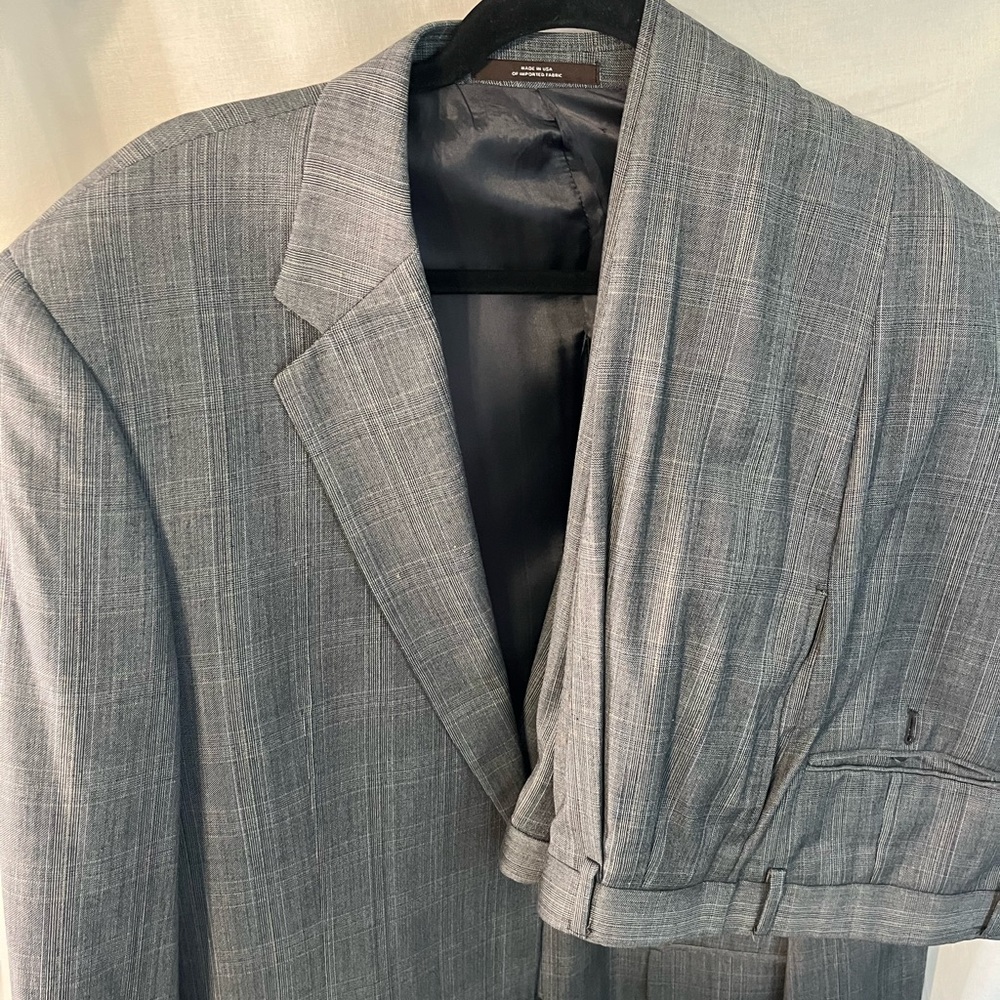 Men’s Joseph Abboud 2 button Glenplaid suit. Gray/w brown. Sz 42 L. Great cond!